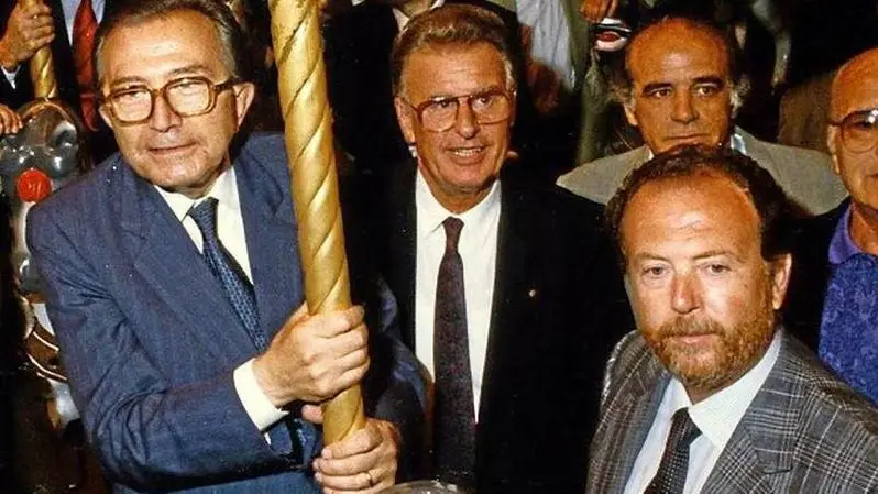 Giorgio Tauber, la figura più a destra, durante la visita di Giulio Andreotti a Gardaland