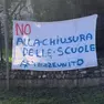Uno striscione per chiedere il mantenimento di un plesso elementare