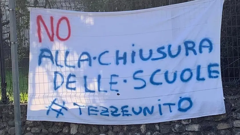 Uno striscione per chiedere il mantenimento di un plesso elementare
