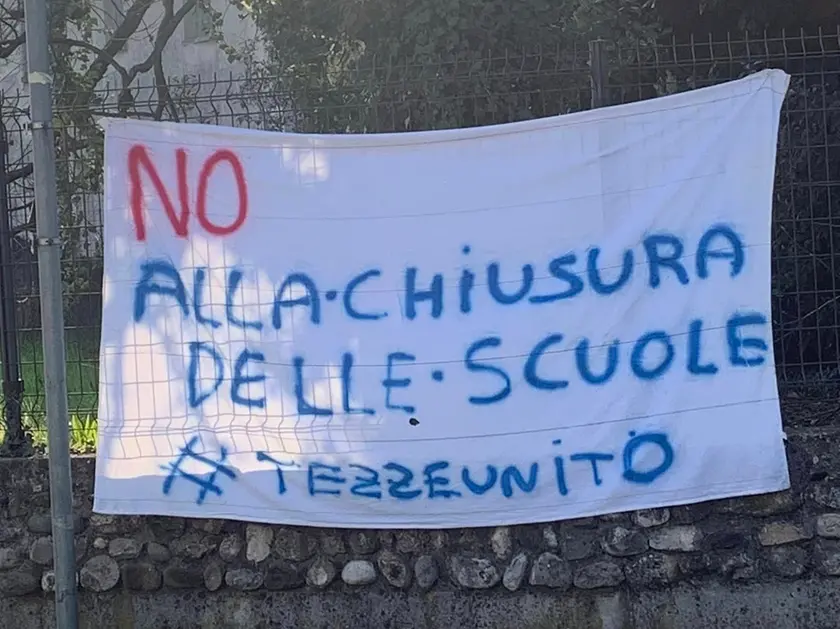 Uno striscione per chiedere il mantenimento di un plesso elementare