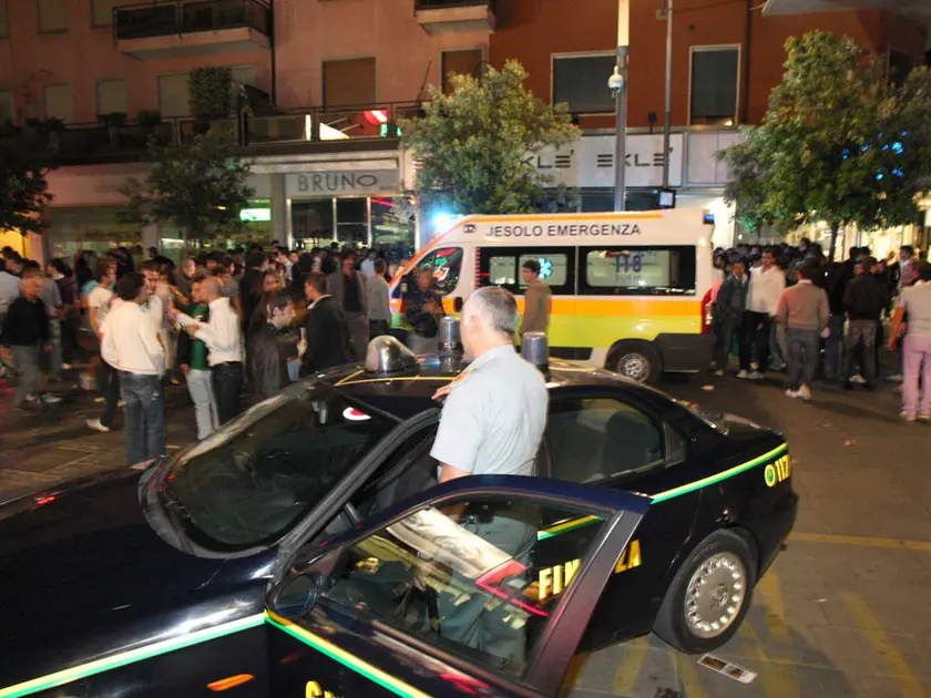 Controlli delle forze dell'ordine in piazza Mazzini a Jesolo