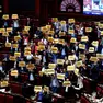 La protesta delle opposizioni in Aula alla Camera dopo la votazione sullo schema d'intesa con la Lombardia