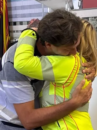 L'abbraccio tra Andrea Miglioranza, padre di Elena, e la dottoressa Silvia Orazio