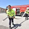 Volontari antincendio aiutano con le autobotti
