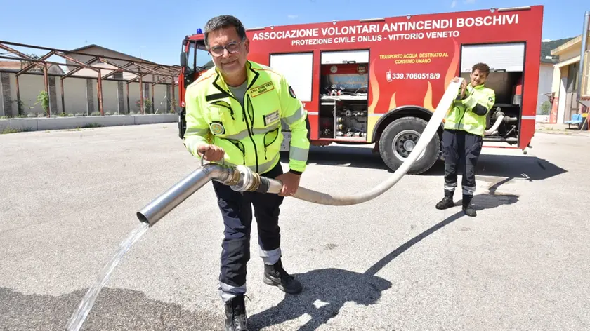 Volontari antincendio aiutano con le autobotti
