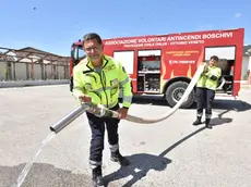 Volontari antincendio aiutano con le autobotti