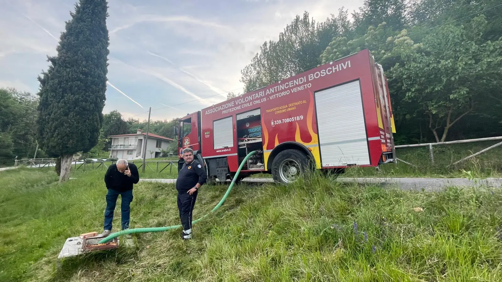 Volontari riforniscono alcune aree di Vittorio Veneto sulle colline di Costa