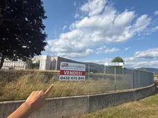 Il cartello davanti alla fabbrica Exor di Buja
