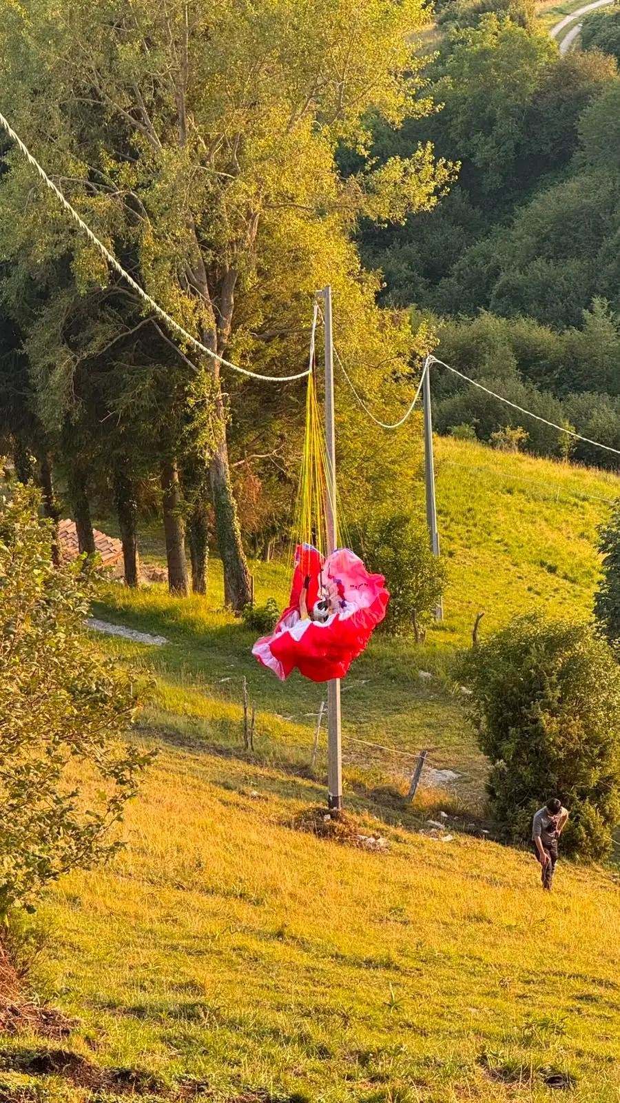 Il parapendio incagliato sui cavi