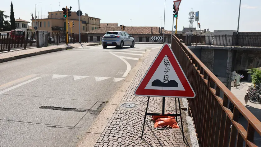 La rampa del cavalcavia della stazione dal lato di Sant'Antonino