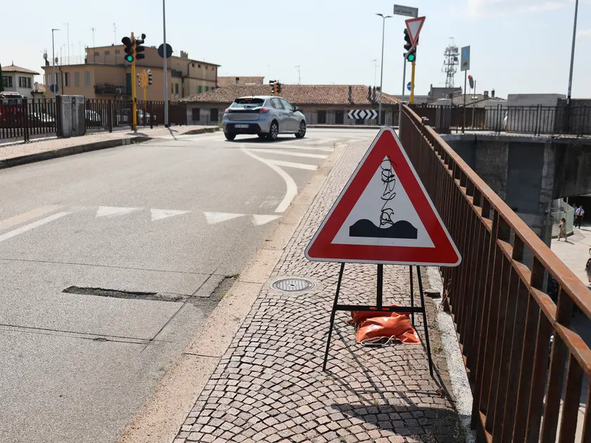 La rampa del cavalcavia della stazione dal lato di Sant'Antonino