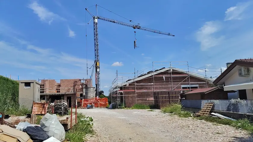 Il cantiere dove è morto l'uomo di 85 anni (Foto Piran)