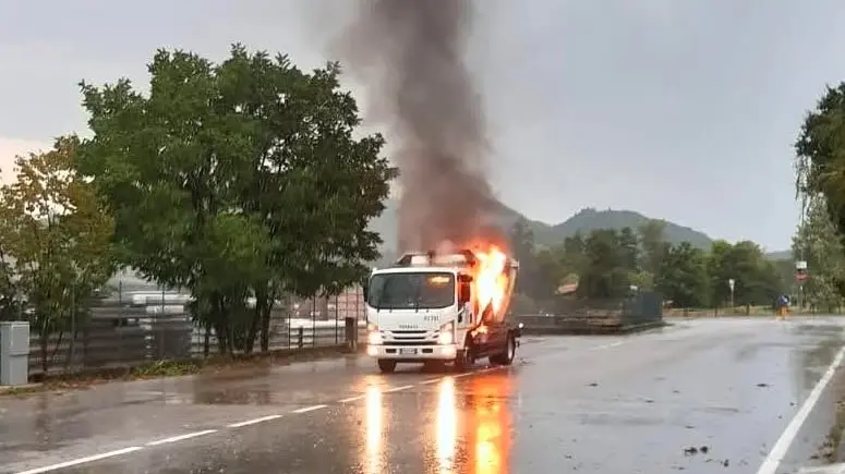Il mezzo Contarina andato a fuoco a causa dell'esplosione di una bomboletta spray