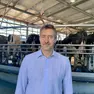Andrea Benetton davanti alle mucce di Cirio Agricola