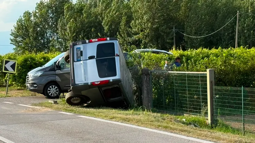 Il furgone uscito di strada
