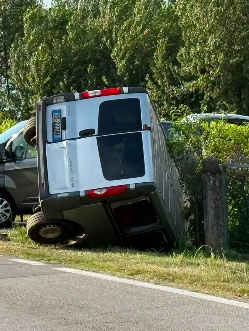 Il furgone uscito di strada