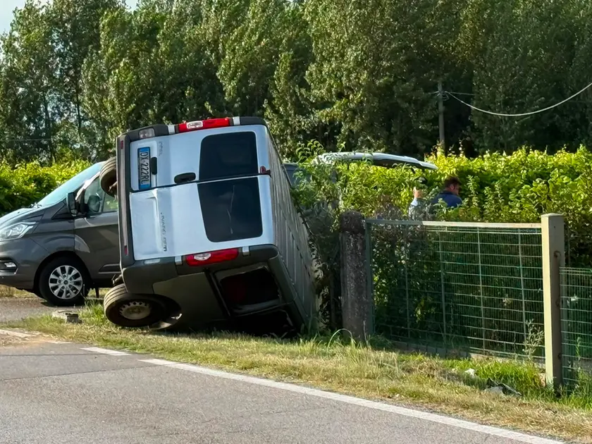 Il furgone uscito di strada
