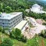 Il cantiere della clinica all’ex Probandato e sullo sfondo il tempio del Canova a Possagno