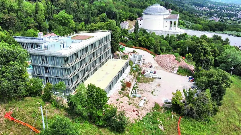Il cantiere della clinica all’ex Probandato e sullo sfondo il tempio del Canova a Possagno