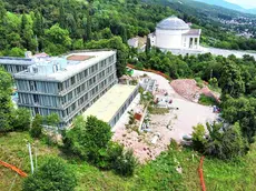 Il cantiere della clinica all’ex Probandato e sullo sfondo il tempio del Canova a Possagno