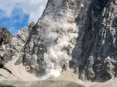 Il crollo di una parete sulle Dolomiti