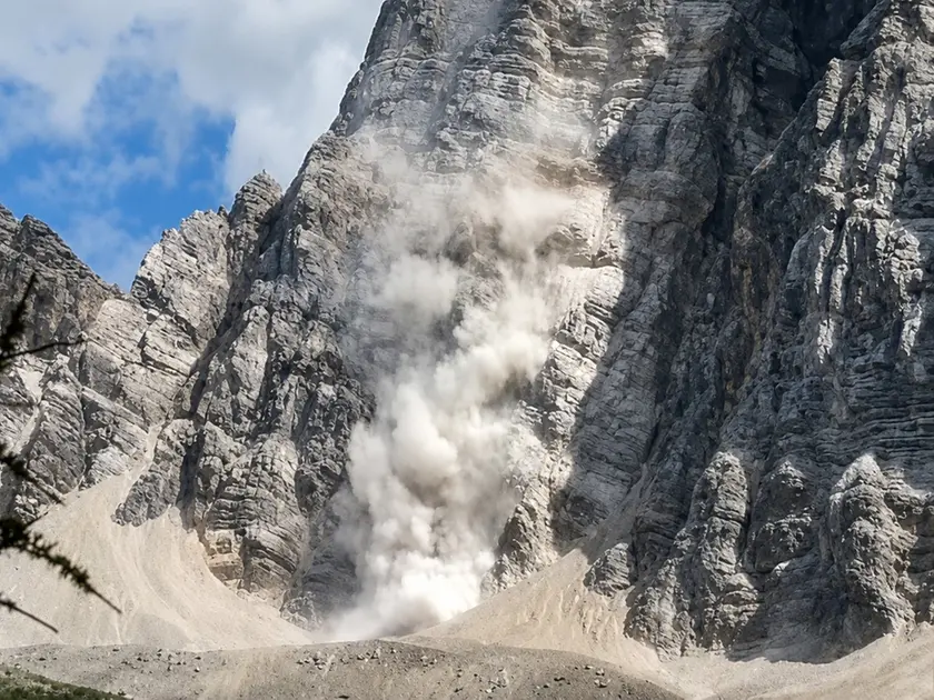 Il crollo di una parete sulle Dolomiti