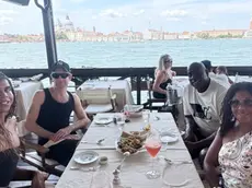 Magic Johnson con la famiglia a Venezia in una foto sui social
