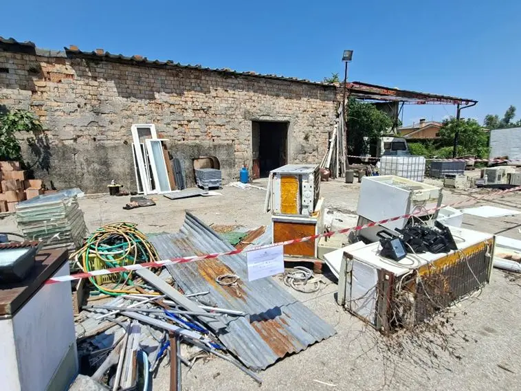 Parte del materiale stoccato nella discarica di Casier