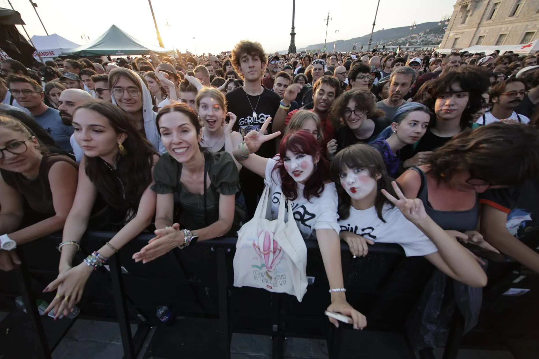 Tra le prime a mettersi in fila già alle 14, sotto il sole, in via Carlo, per accaparatsi un posto proprio sotto il palco sono state due ragazze di Lumignano, in provincia di Vicenza: Anna e Lory. Sono due delle 16.000 fan che hanno atteso impazienti per ore pur di vedere e ascoltare dal vivo i Gorillaz. Nelle foto di Massimo Silvano e Andrea Lasorte, la giornata dei fan che hanno invaso la città