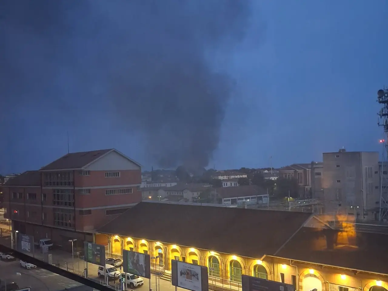 La colonna di fumo è stata vista in tutta la città