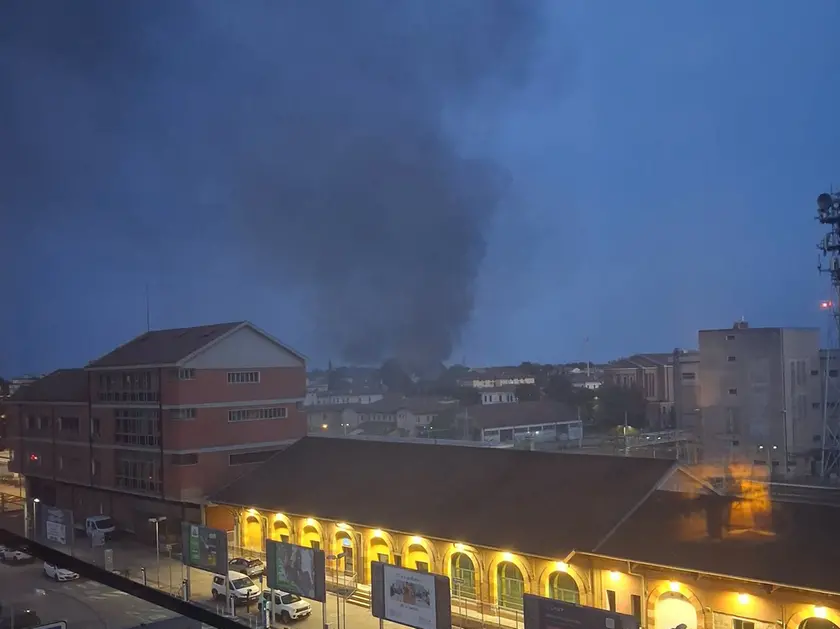 La colonna di fumo è stata vista in tutta la città