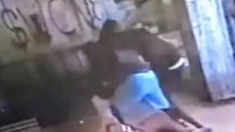 Un frame del video della rissa