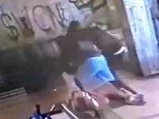Un frame del video della rissa