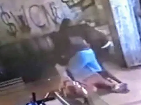 Un frame del video della rissa