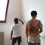 Studentesse e studenti impegnati nel ridipingere gli spogliatoi