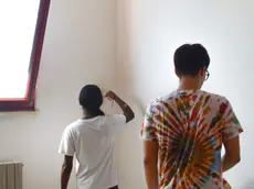 Studentesse e studenti impegnati nel ridipingere gli spogliatoi