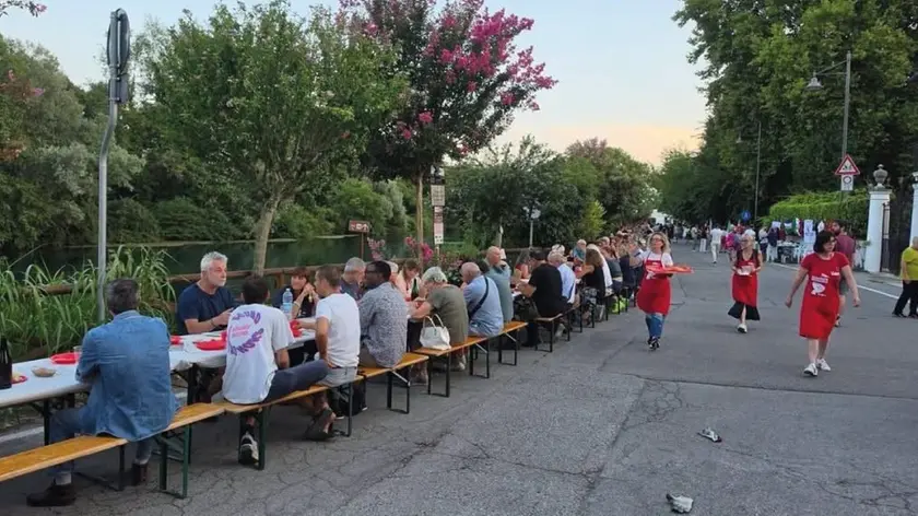 La tavolata sulla Restera per la Pastasciutta antifascista
