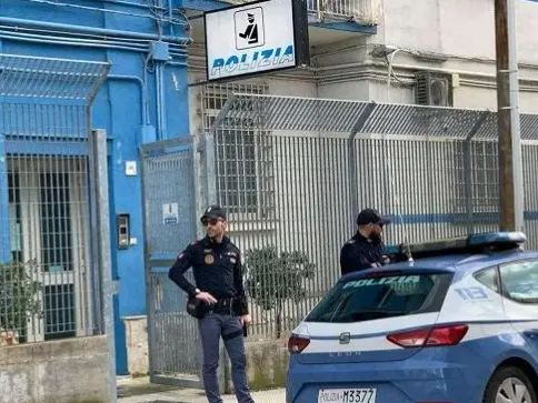 L’ingresso del commissariato di polizia di Canosa di Puglia in provincia di Barletta Andria Trani