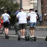 Sempre più in voga i monopattini per gli spostamenti in città