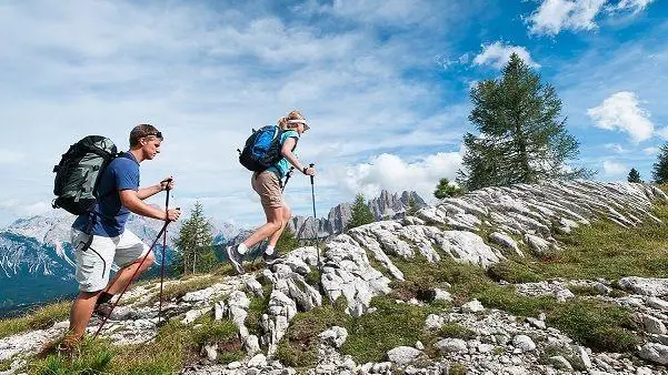 Dolomiti, 10 escursioni segrete per sfuggire all’overtourism: dai laghi alle valli più selvagge