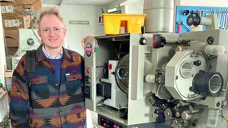 Francesco Baggio con uno dei proiettori storici che ama restaurare