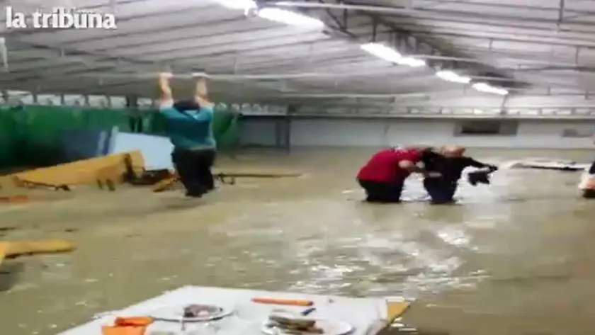 Un fermo immagine del video che immortalò la furia del Lierza nel capannone della festa