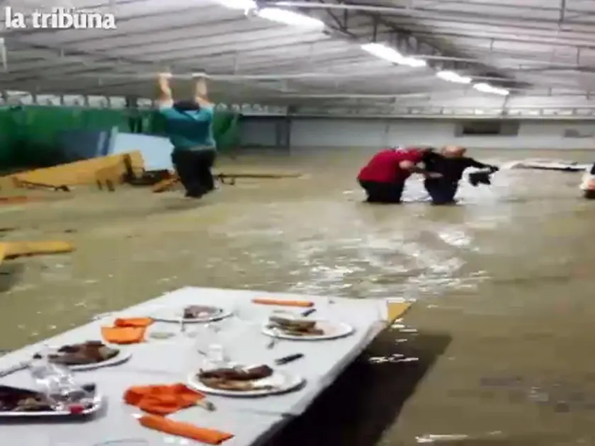 Un fermo immagine del video che immortalò la furia del Lierza nel capannone della festa
