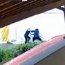 La colluttazione ripresa dal video proiettato in aula
