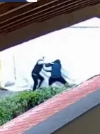 La colluttazione ripresa dal video proiettato in aula