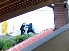 La colluttazione ripresa dal video proiettato in aula