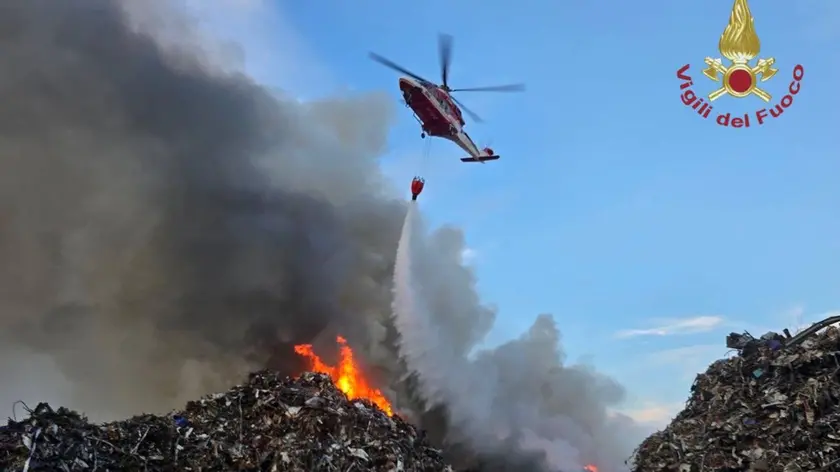 L'elicottero Drago 168 dei Vigili del fuoco durante le operazioni di spegnimento
