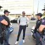 Oò primo pattuglione anti maranza con gli agenti del commissariato di polizia e il sindaco (foto Macca-Cavicchi)