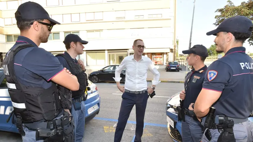 Oò primo pattuglione anti maranza con gli agenti del commissariato di polizia e il sindaco (foto Macca-Cavicchi)