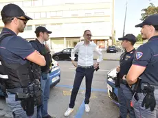 Oò primo pattuglione anti maranza con gli agenti del commissariato di polizia e il sindaco (foto Macca-Cavicchi)